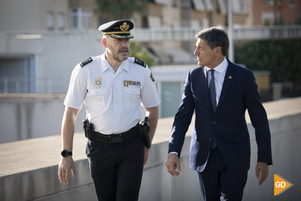 El delegado del Gobierno en Andalucía, Pedro Fernández, y el jefe superior de la Policía Nacional en Andalucía Oriental, Luis Jesús Esteban Lezáun, acompañados del subdelegado en Granada, José Antonio Montilla, y del jefe provincial de Granada, Ju