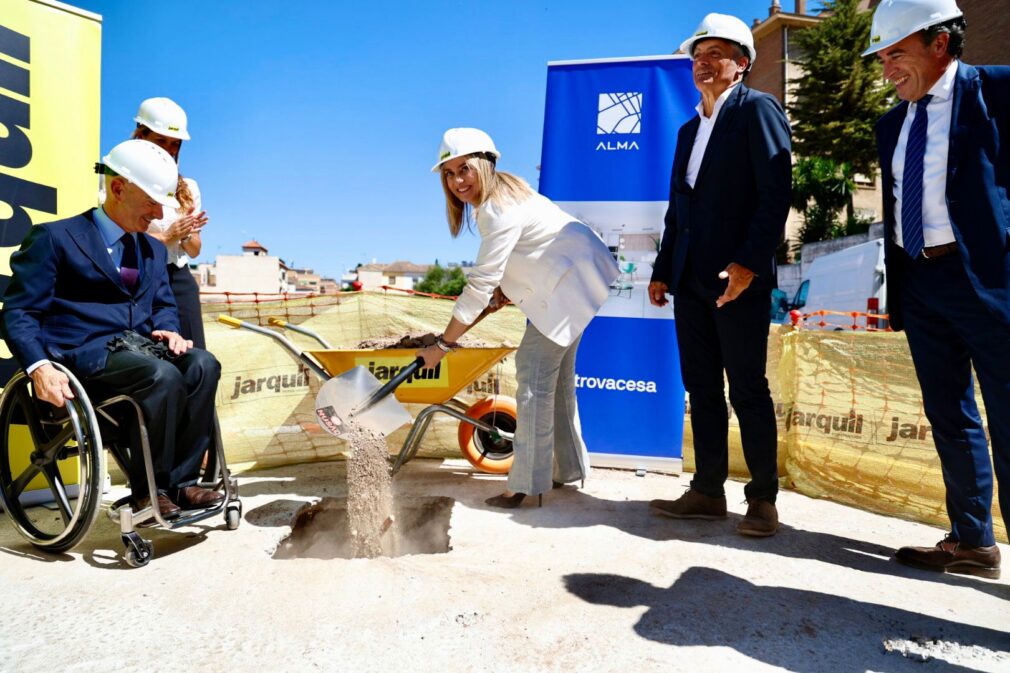 La alcaldesa de Granada, Marifrán Carazo, coloca la primera piedra de ALMA, primera promoción de viviendas en el antiguo cuartel de Los Mondragones de Granada