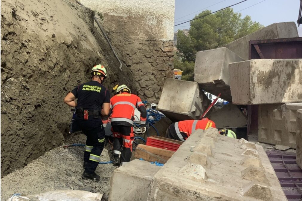 Los Bomberos de Almuñécar rescatan a un hombre de 53 años fallecido en Almuñécar tras caerle un muro de contención y quedar atrapado