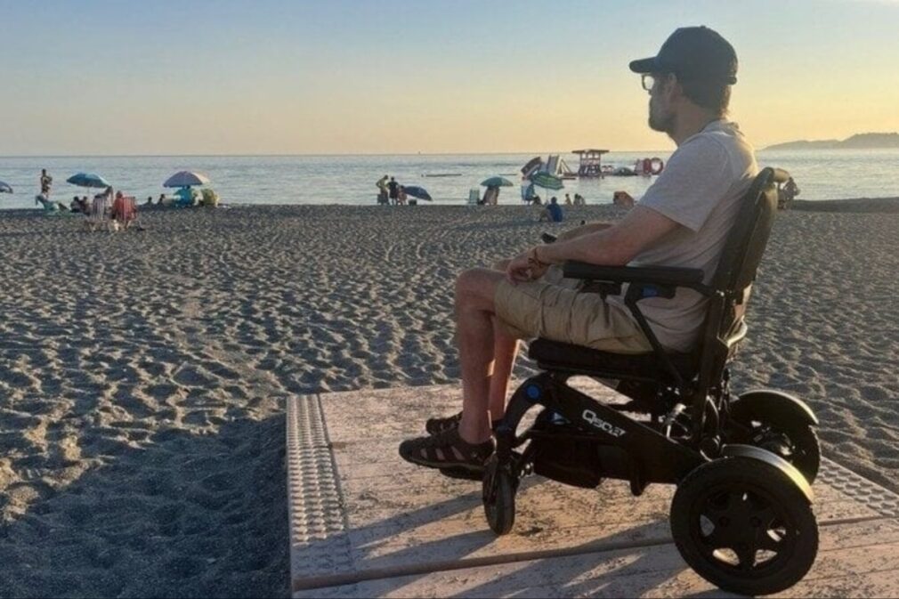 Marcelino es un vecino de Salobreña con esclerosis múltiple que pide una playa accesible Foto de Miguel García Paredes para EP