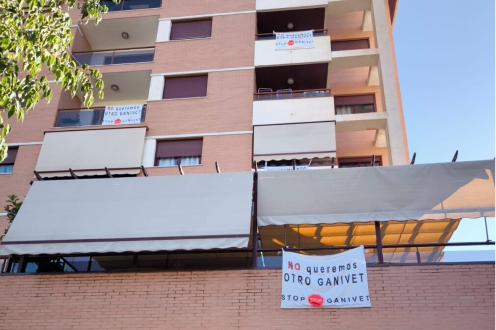 Carteles en el barrio de albayda