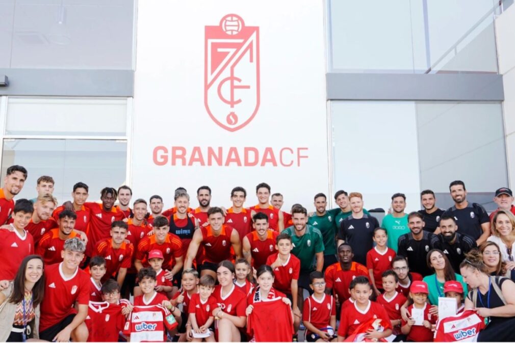 Niños de la Asociación Aupa visitan a la primera plantilla del Granada CF tras el campus de verano de la Fundación Granada CF