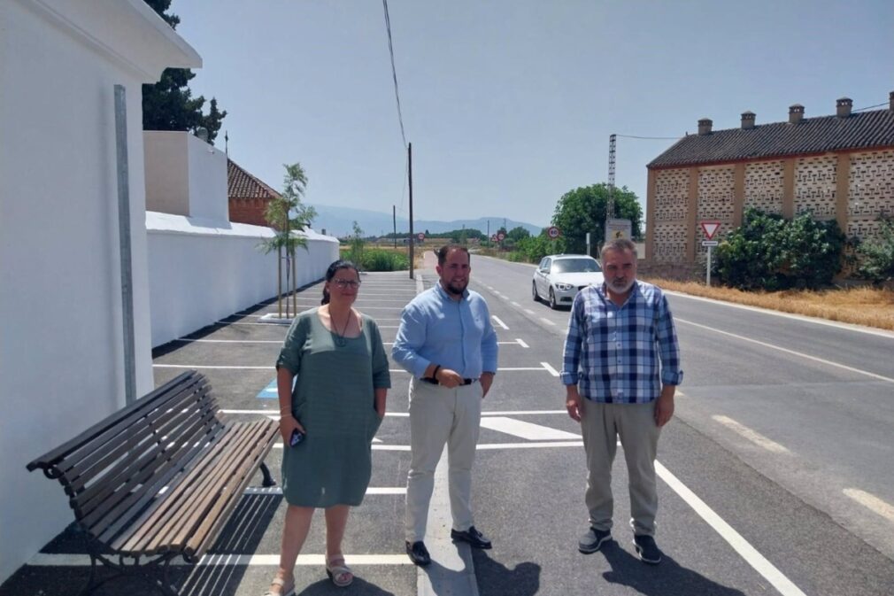 El diputado provincial de Obras Públicas y Vivienda, José Ramón Jiménez, ha visitado el estado final de los trabajos de refuerzo del firme en el último tramo de la carretera GR-3313 y los accesos al cementerio de Santa Fe