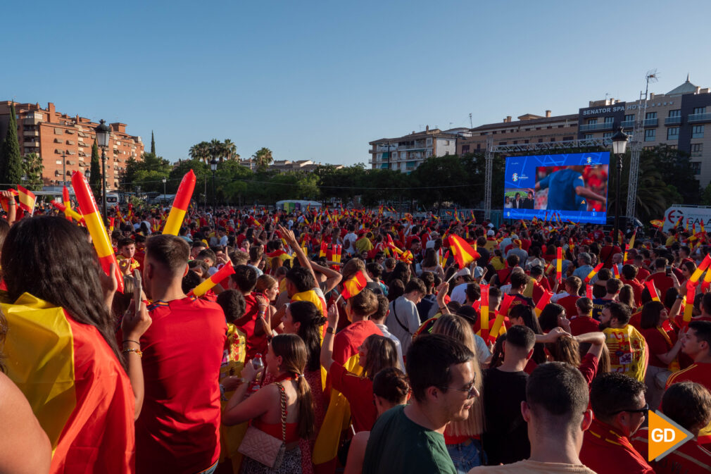 Pantalla gigante en la explanada del Palacio de Congresos de Granada para ver la final de la Eurocopa 2024 España-Inglaterra