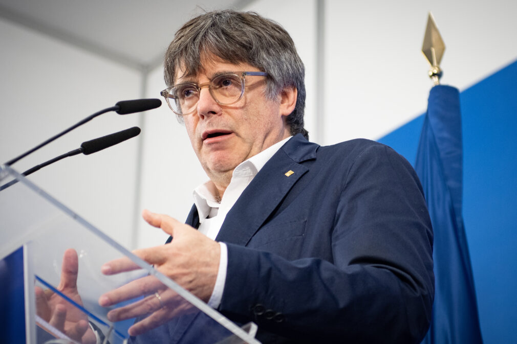 Puigdemont anuncia su intención de presentarse a la investidura tras los resultados en las elecciones catalanas