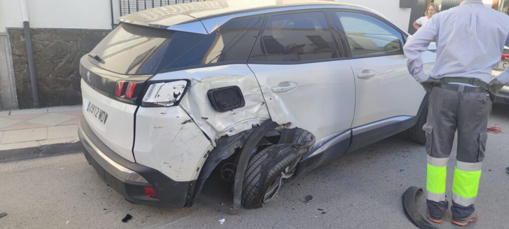 Un conductor de un autobús embiste a varios vehículos en Valderrubio y Escóznar dejando dos heridos (7)