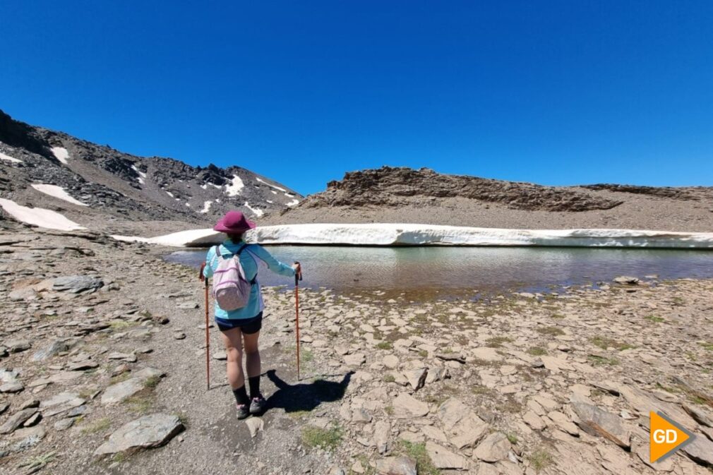 Verano en Sierra Nevada deshielo Laguna de las Yeguas