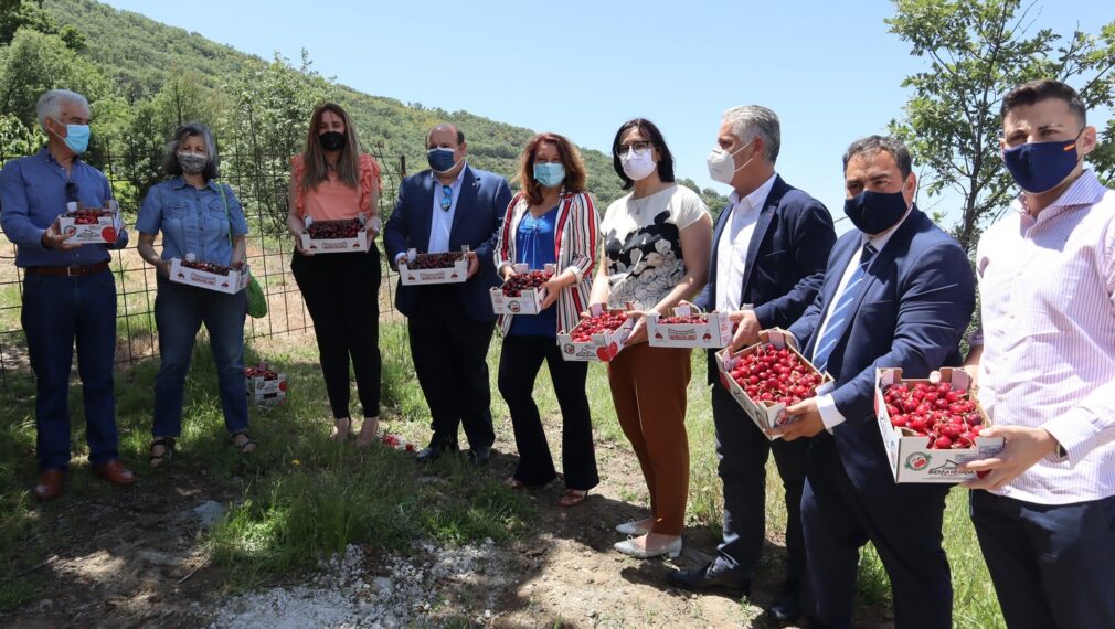 Visita a Güéjar Sierra de Crespo, entonces, consejera de Agricultura, coincidiendo con la inauguración del Camino del Coto, en 2021, y junto al Ayuntamiento (2) (1)