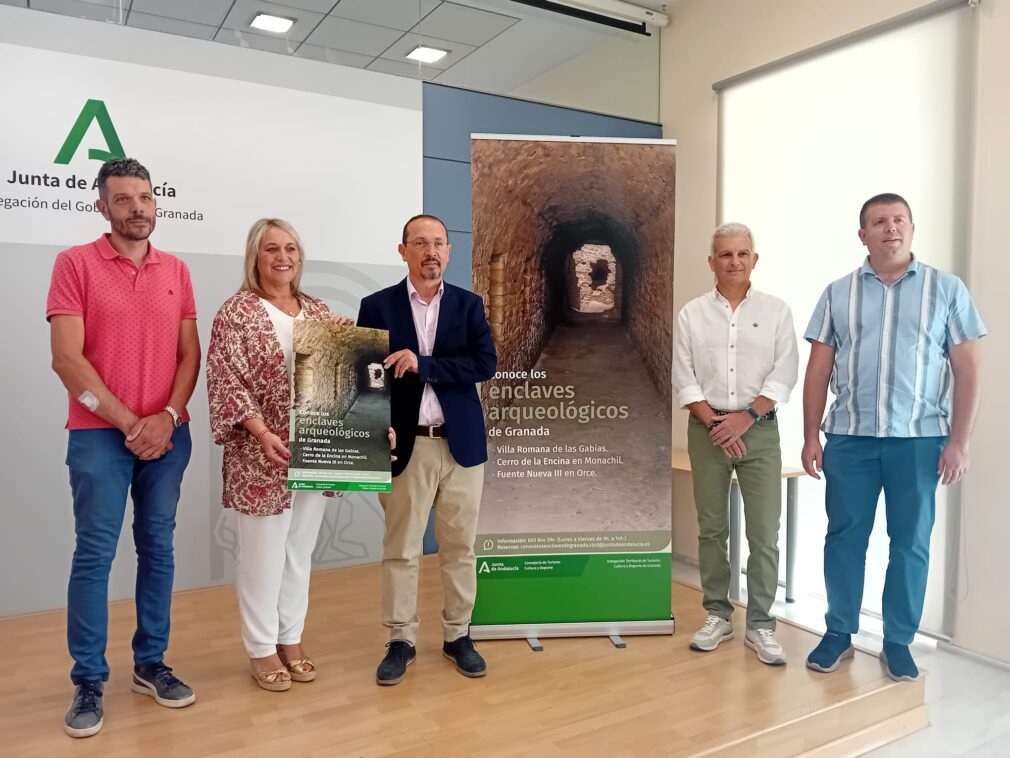 El delegado de Turismo, Cultura y Deporte de la Junta en Granada, Fernando Egea, preside la presentación del informe del nuevo programa cultural 'Conoce los enclaves arqueológicos de Granada'