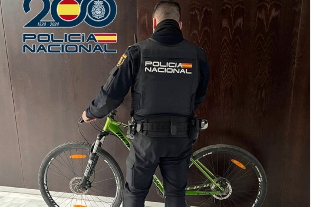 Agente con una bicicleta recuperada (1)