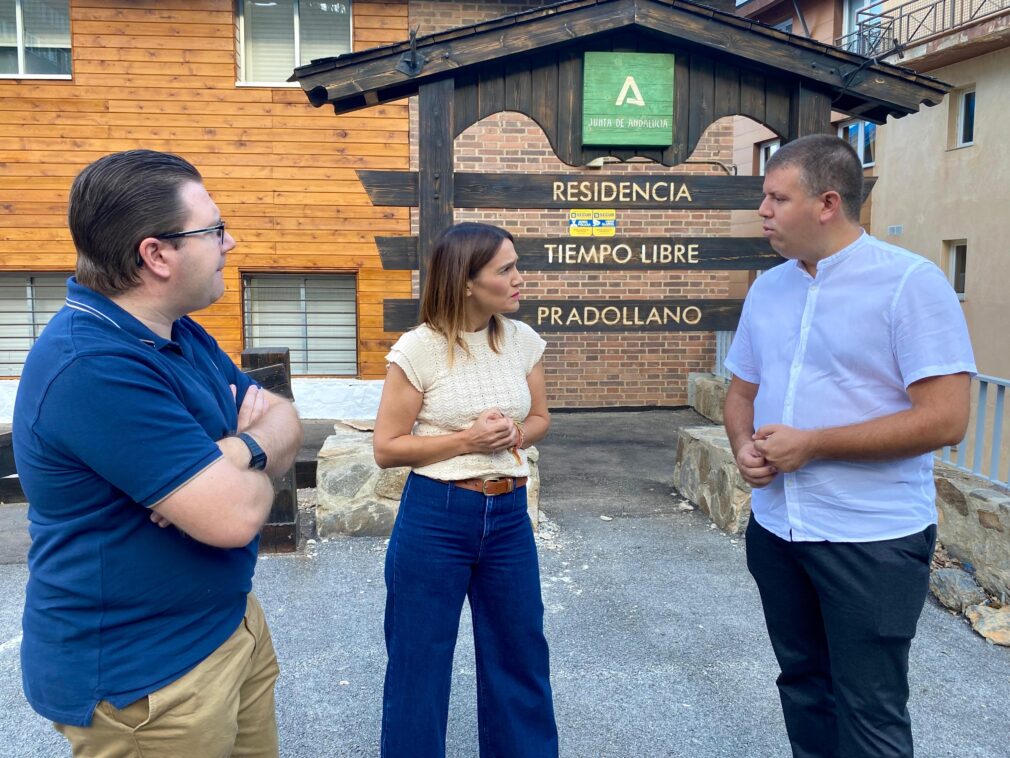 FOTO. Olga Manzano, José Morales y Mariano Sevilla a las puertas de la Residencia de Tiempo Libre de Pradollano 20240821