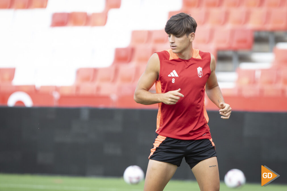 Entrenamiento del Granada CF en el estadio de los Carmenes