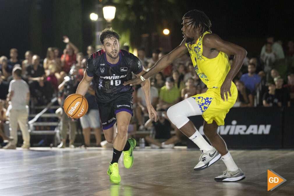 partido nocturno entre el Coviran Granada y el Perro Luanda en Granada