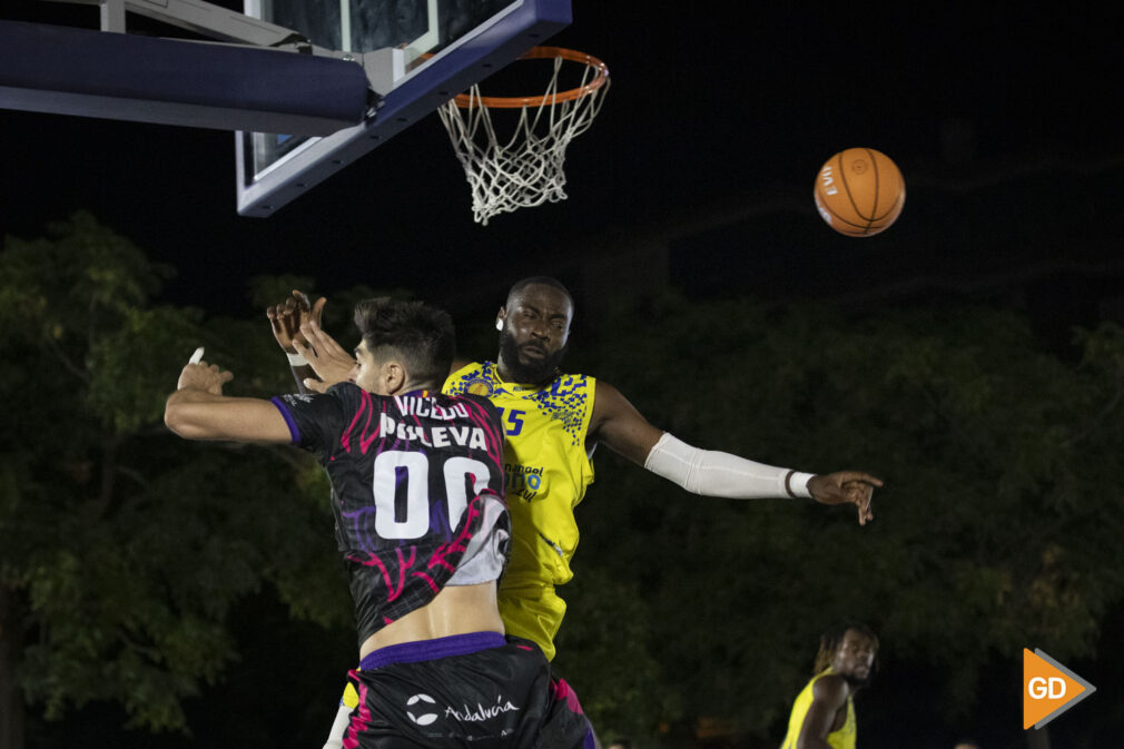 partido nocturno entre el Coviran Granada y el Perro Luanda en Granada