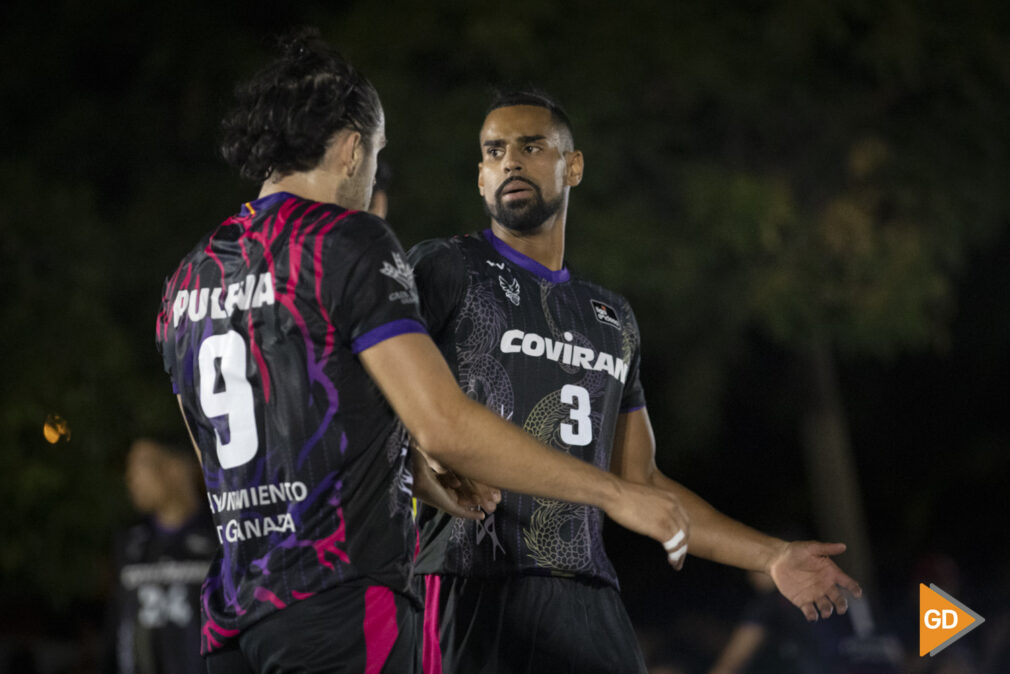 partido nocturno entre el Coviran Granada y el Perro Luanda en Granada