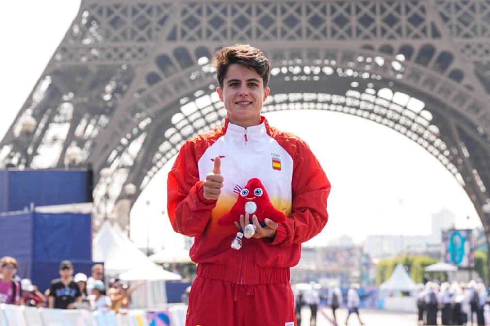 María Pérez celebra la plata conseguida en París 2024