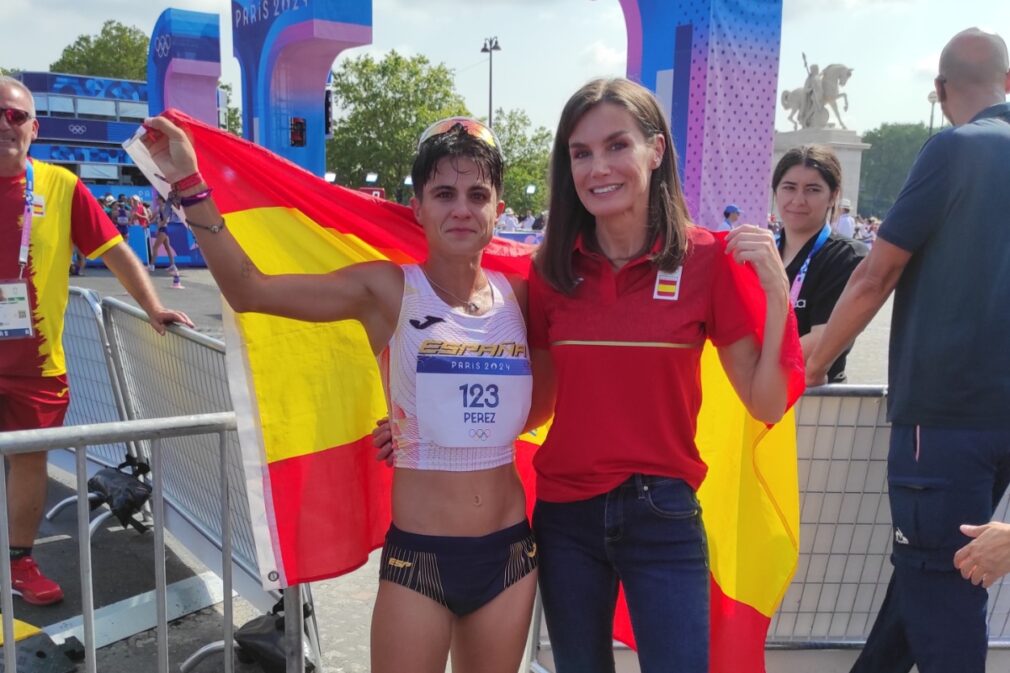 María Pérez, junto a la reina Letizia