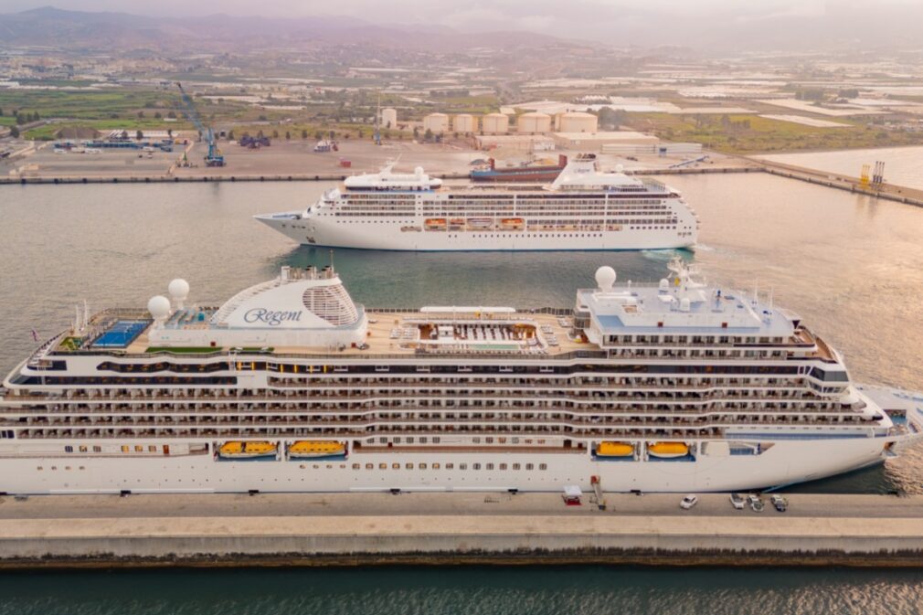 Los cruceros, atracando en el Puerto de Motril