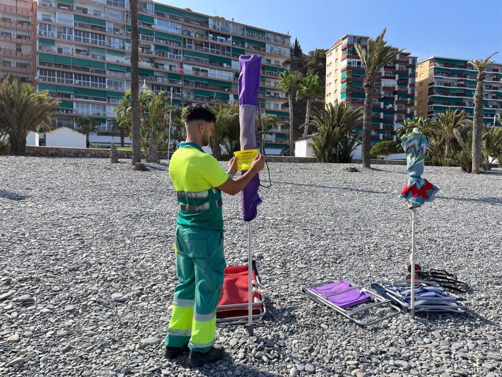 Granada.- Frenan con pegatinas de aviso la colocación de sombrillas para reservar sitio en playas de Almuñécar