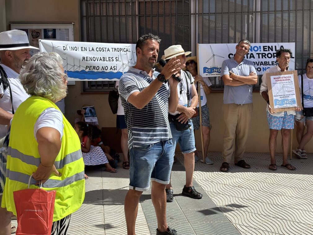 Granada.- Más de un centenar de personas pide frenar los proyectos de molinos eólicos en el entorno de la Costa Tropical