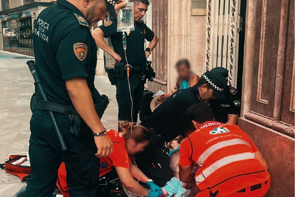 policia local y 061 atienden ciudadano frances parada cardiorrespiratoria