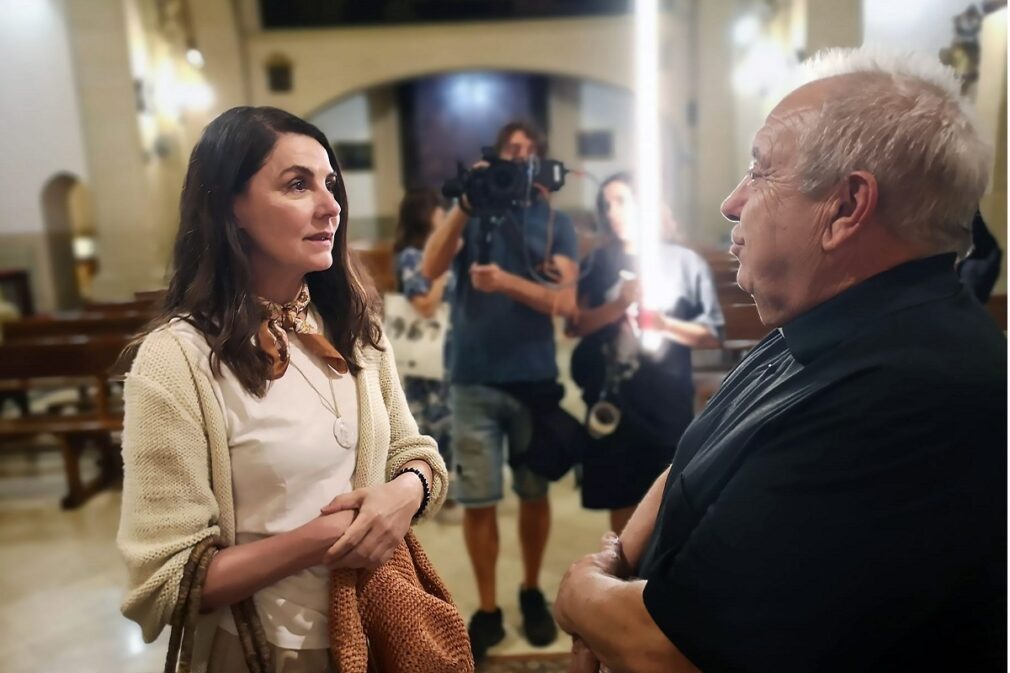 Ana Fernández y Paco Frasquito en una escena del rodaje en la iglesia de Santa Catalina en el Barrio alto de Loja