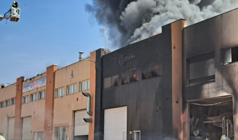 Granada.- Sucesos.- Un incendio en un polígono industrial de Peligros causa daños en tres naves y un herido leve