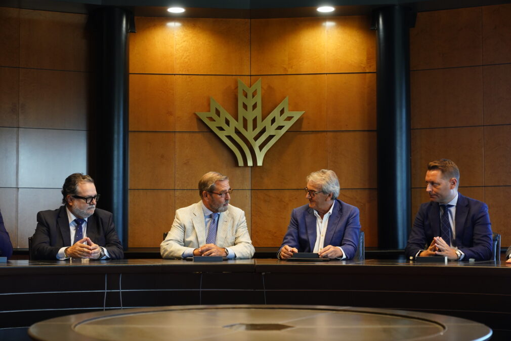 La firma tuvo lugar en Servicios Centrales de Caja Rural Granada.