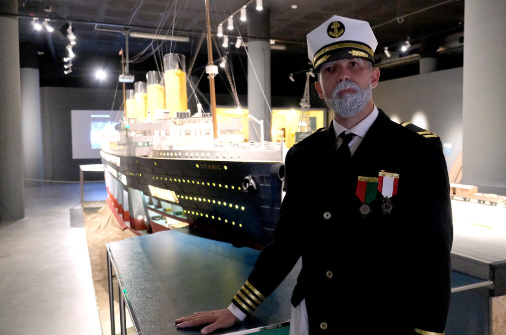 Manuel González caracterizado como el capitán del Titanic Edward John Smith