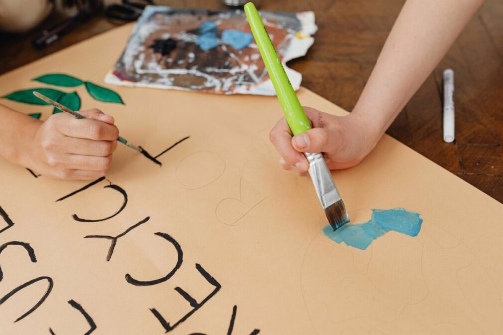 Escolares participan en una actividad en un centro educativo