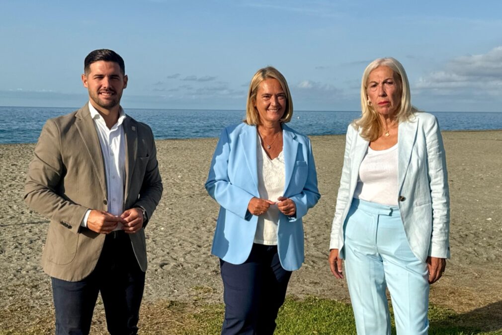 la alcaldesa de Motril, Luisa García Chamorro, junto con los principales encargados municipales de Promoción Turística, María Ángeles Escámez, y Playas, José Peña