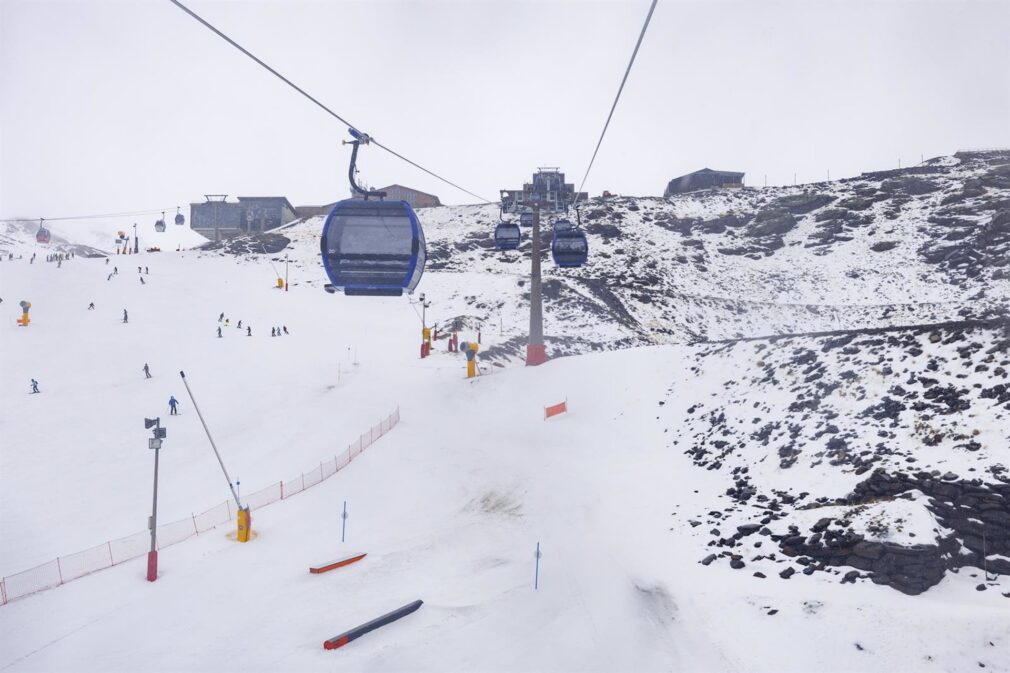 Una corriente de barro inunda varias pistas en la estación Sierra Nevada y obliga a salir a los usuarios de Mirlo Blanco