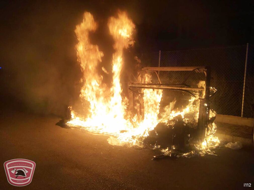 Granada.- Sucesos.- Investigan el incendio de cinco contenedores en una hora en distintos puntos de Baza