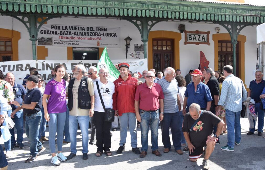 Concentración en favor de la vuelta del tren Guadix-Baza-Almanzora-Lorca.