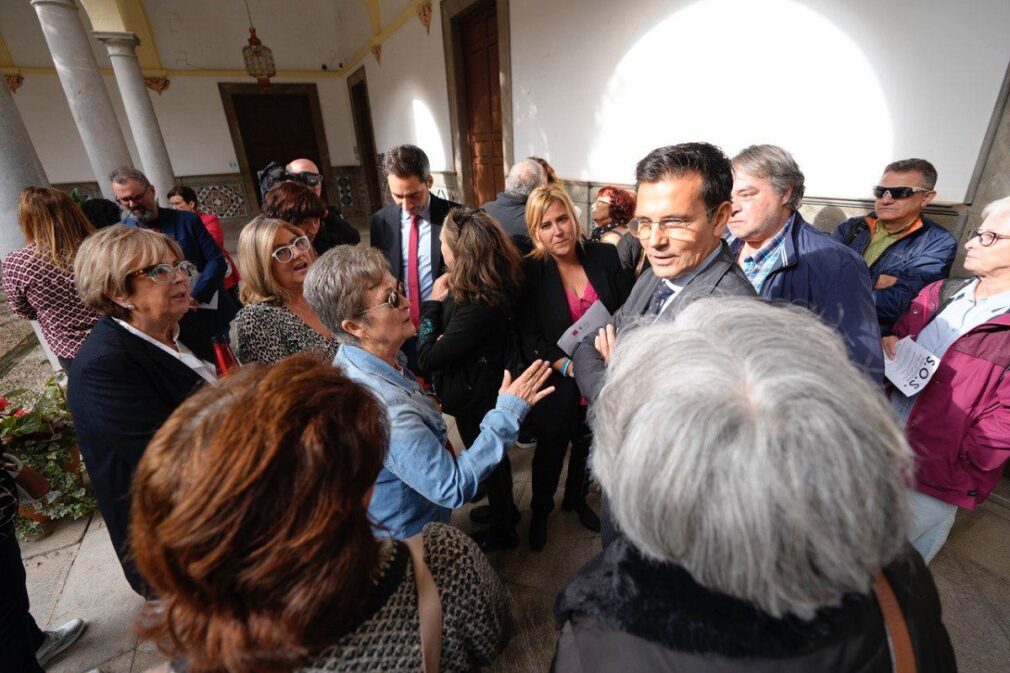 CONCEJALES DEL PSOE EN EL PATIO CON MIENBROS DE LA CALLE MATA TRAS EL DESALOJO DEL SALON DE PLENOS