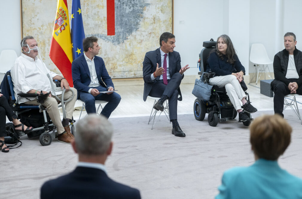 Sánchez recibe a representantes de asociaciones, pacientes, familiares y cuidadores de personas con ELA