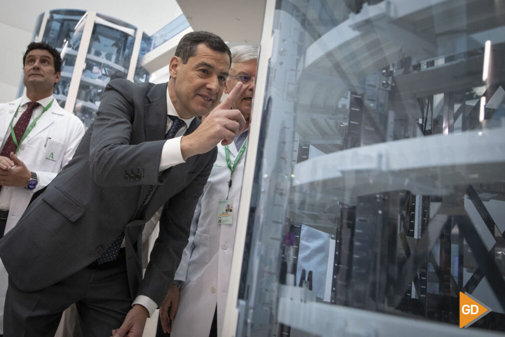 El presidente de la Junta de Andalucía, Juanma Moreno, visita el laboratorio del Hospital San Cecilio de Granada