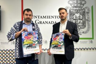 El artista, Javier Jimenez junto al concejal de la Juventud de Granada, Fernando Parra, posan con el cartel de 'Japón en Granada'