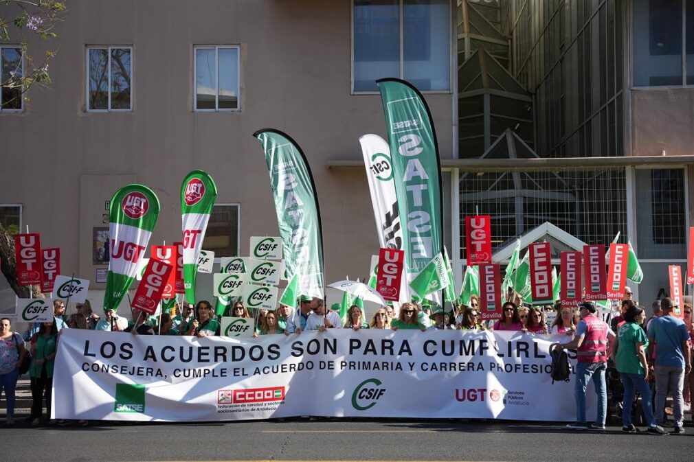 Manifestantes durante la concentración ante la Delegación Provincial de Salud. A