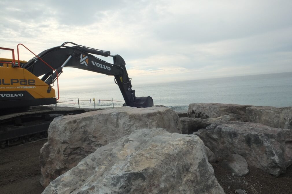 Inicio de las obras del espigón en Playa Granada