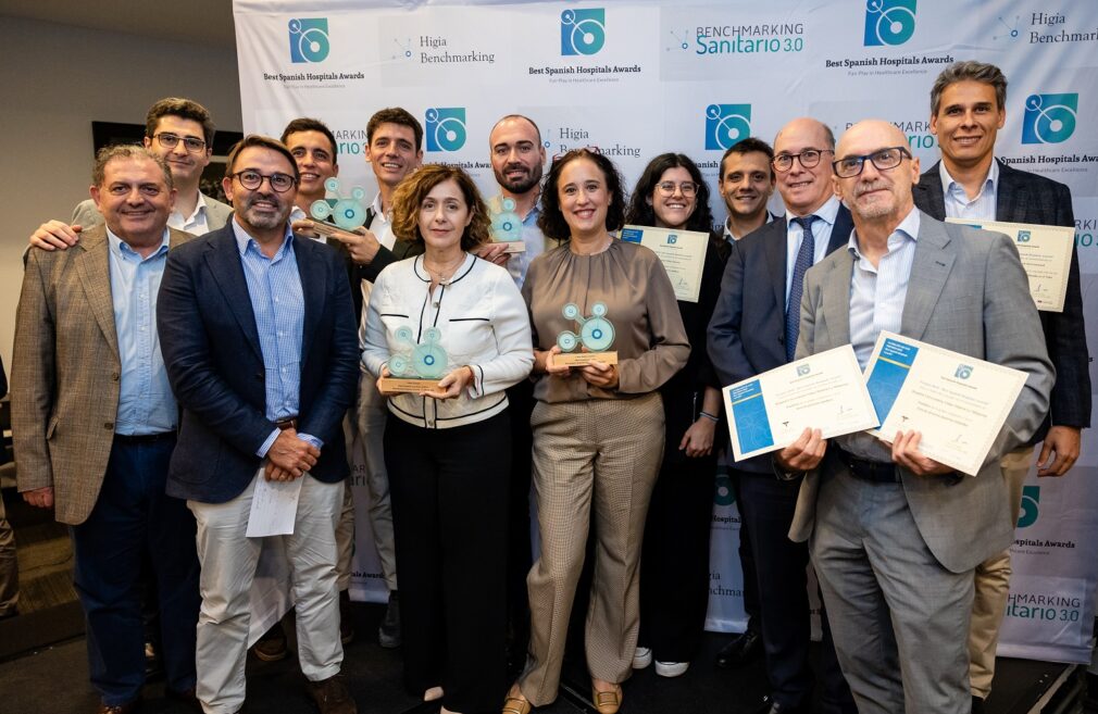 Profesionales y directivos de Vithas posan con sus galardones en la sexta edición de los Premios BSH-peq