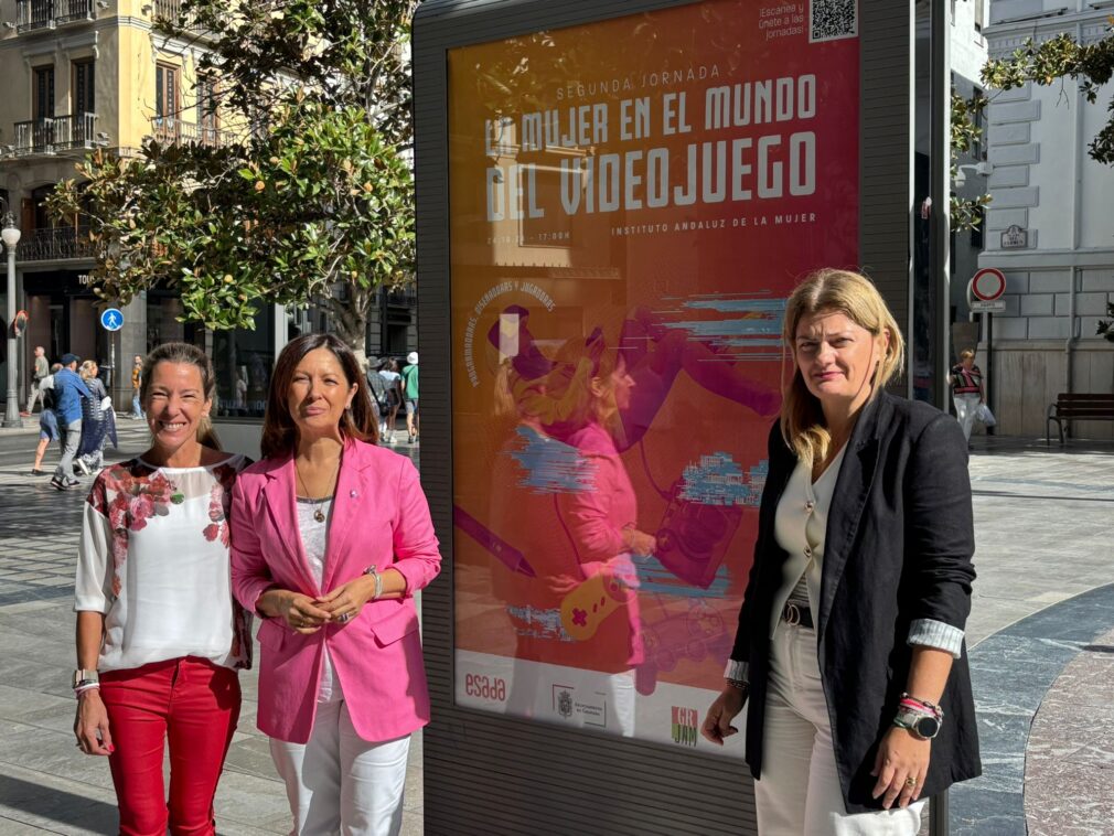 Teresa Illescas, Encarnación González y Carmen Gómez junto a los mupis