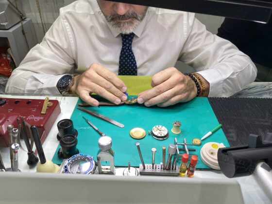 José Ávalos arreglando un reloj