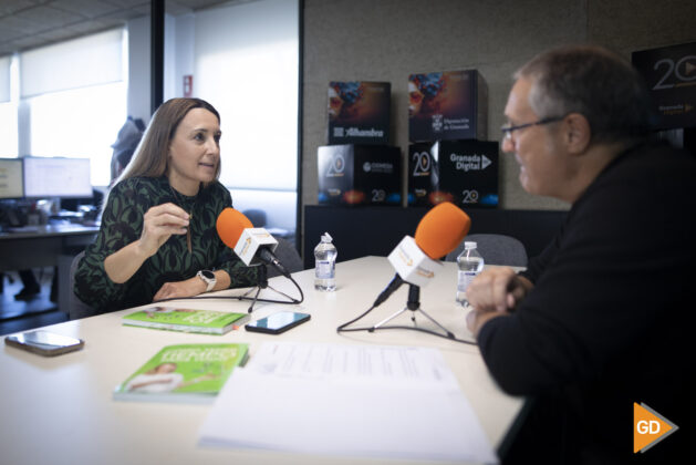 Patricia Ramírez dialoga con Juan Prieto durante su entrevista con GranadaDigital | Foto: Antonio L. Juárez