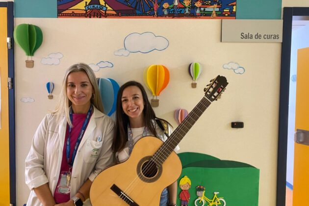 La Doctora Emilia Urrutia y la musicoterapeuta, Lucía Escolano delante de la sala de curas | Foto de: Alicia Gonçalves