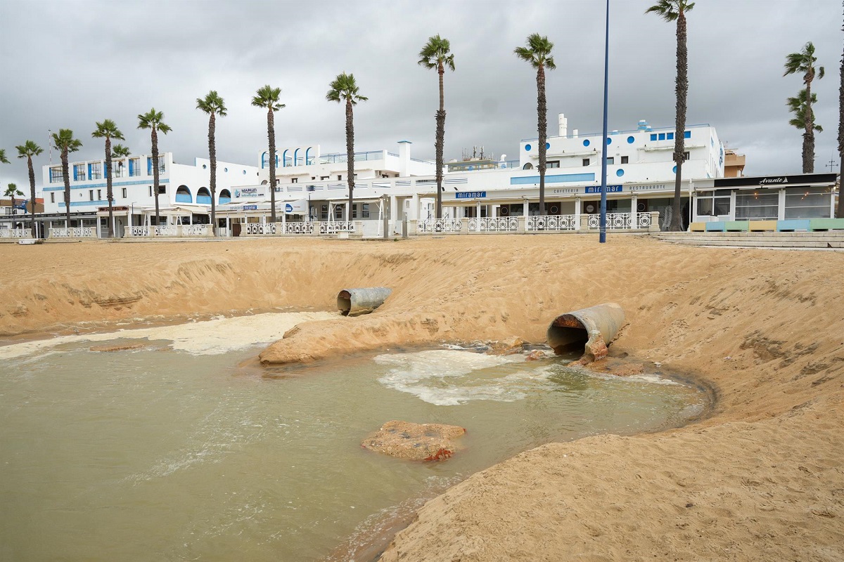 Limpian los aliviaderos en prevención de las lluvias, en La Antilla, Huelva- FOTO Francisco J. Olmo - Europa Press