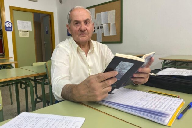 Pepe en la clase de refuerzo en el CEPER Juan Rodríguez Pintor de Motril | Foto: Alicia Gonçalves