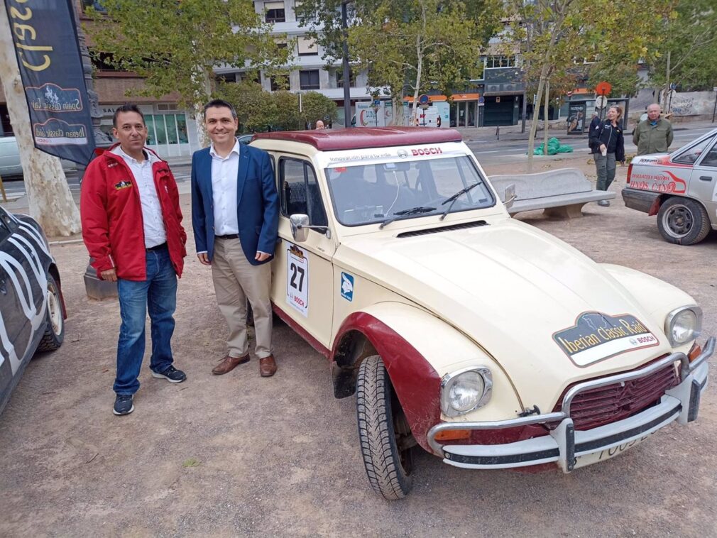 Granada.- Más de medio centenar de coches clásicos con más de 30 años de historia recorren el cinturón este sábado