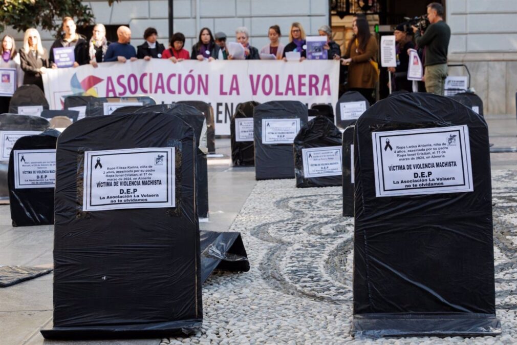 lapidas-victimas-violencia-genero-plaza-carmen-granada