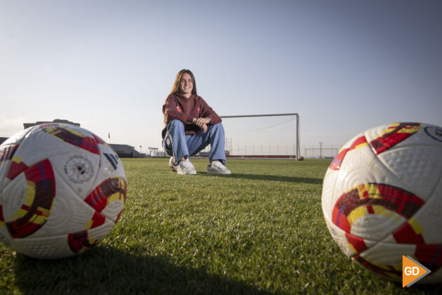 Ari Mingueza posa entre dos balones de la Copa de la Reina en la Ciudad Deportiva del Granada | Foto: Antonio L. Juárez